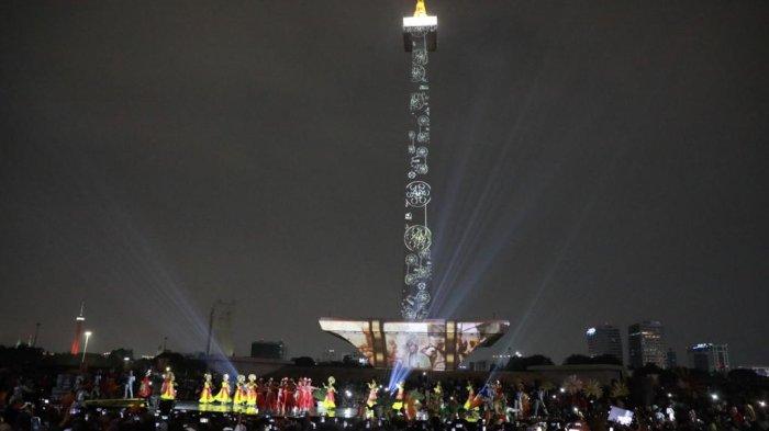 Atraksi Video Mapping di tugu Monumen Nasional (Monas).