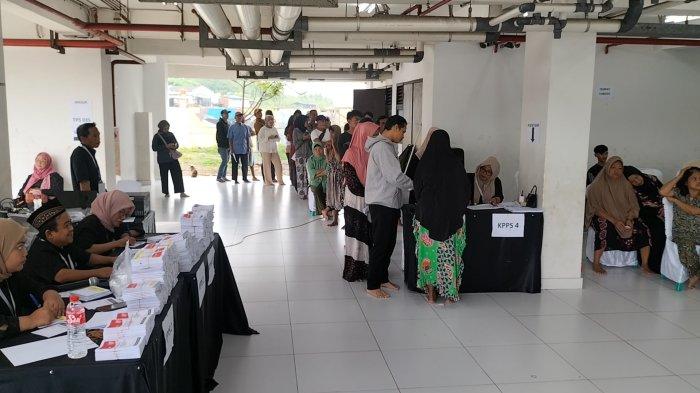 Aula di Kampung Susun Akuarium dijadikan tempat mendirikan TPS 035 dalam Pemilu 2024, Rabu (14/2/2024).