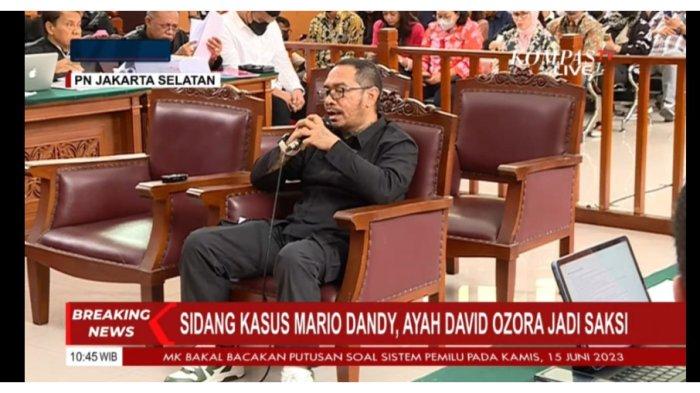 Ayah Cristalino David Ozora, Jonathan Latumahina saat dihadirkan sebagai saksi dalam sidang perkara penganiayaan berat berencana dengan terdakwa Mario Dandy di Pengadilan Negeri (PN) Jakarta Selatan, Selasa (13/6/2023).