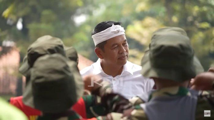 BARAK TNI DEDI - Gubernur Jabar Dedi Mulyadi bersama siswa yang sedang dibina di barak TNI, Purwakarta. Foto tersebut merupakan tangkapan gambar dari video Youtube Kang Dedi Mulyadi Channel yang tayang Sabtu (3/5/2025).