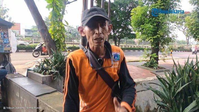 BERTEMU GUBERNUR PRAMONO - Petugas PPSU, Arief Fadillah Jaya Laksana (55) saat memberi keterangan di Duren Sawit, Jakarta Timur, Senin (28/4/2025). TRIBUNJAKARTA.COM/BIMA PUTRA