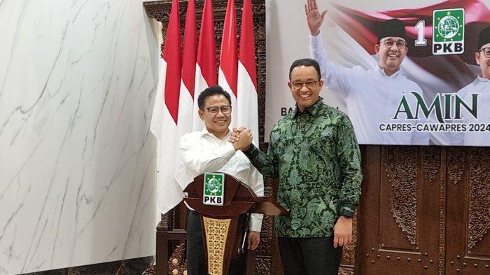 Bacapres Koalisi Perubahan Anies Baswedan melakukan salam komando dengan bacawapresnya yang juga Ketua Umum PKB, Muhaimin Iskandar atau Cak Imin saat mengunjungi DPP PKB, Cikini, Jakarta Pusat, Senin (11/9/2023).