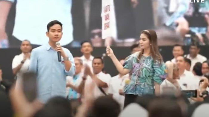 Bakal cawapres Gibran Rakabuming bersama istrinya, Selvi Ananda, di Indonesia Arena, Senayan, Jakarta, Rabu (25/10/2023).
