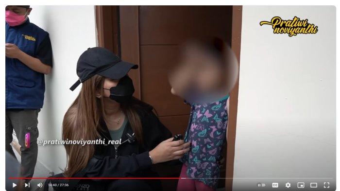 Balita berinisial NT (4) dengan suara bergetar mengungkapkan bagaimana ibu tirinya RY (38) menyiksanya di Kota Tangerang. Tapi ibu tirinya masih saja bisa berdalih.