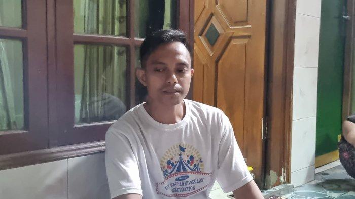 Bambang (38), sepupu dari Julfi, anggota KPPS Tanah Abang, Jakarta Pusat yang tewas kecelakaan saat mengantar logistik pemilu, Kamis (15/2/2024) dini hari.