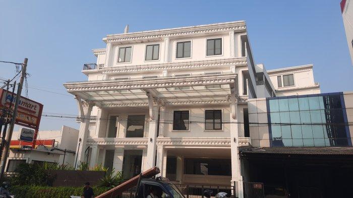 Bangunan hotel tampak depan dari Jalan Raya Jatiwaringin, Pondok Gede, Kota Bekasi.