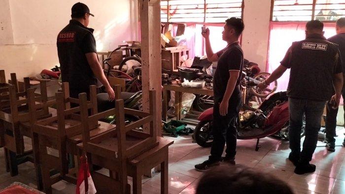 Bangunan sekolah di permukiman Kampung Bahari, RT 10 RW 012 Kelurahan Tanjung Priok, Tanjung Priok, Jakarta Utara dijadikan tempat penampungan motor bodong.