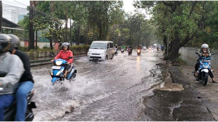 Hujan Berjam-jam, Jalan Gaya Motor Langsung Terendam Banjir, Warga