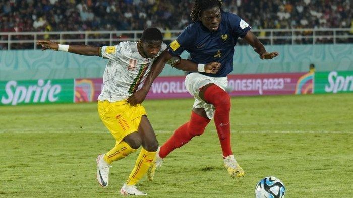 Perebutan bola yang sengit antara Bastien Meupiyou (Prancis) dan Ibrahim Kanate (Mali) dalam laga semifinal Piala Dunia U17 2023 di Stadion Manahan, Selasa (28/11/2023)