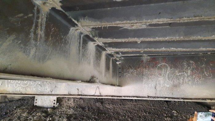 Baut konstruksi diduga dicuri, konstruksi jembatan Cipendawa Bekasi amblas sedalam 10 cm.