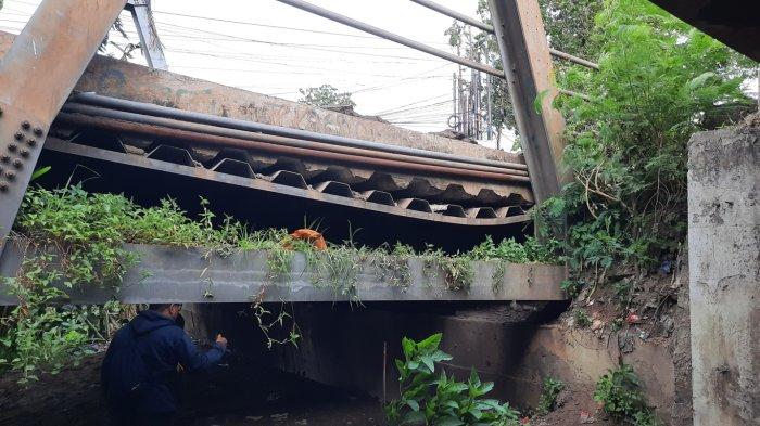 Baut konstruksi diduga dicuri, konstruksi jembatan Cipendawa Bekasi amblas sedalam 10 cm.