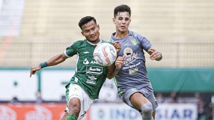 Bek PSS Sleman Bayu Setiawan berduel dengan gelandang Persebaya Surabaya Bruno Moreira di Stadion Maguwoharjo, Sleman, Sabtu (26/8/2023).