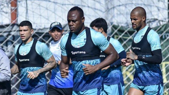 Beberapa pemain Persib Bandung saat melakoni sesi latihan pada unggahan Instagram @persib, Jumat (27/5/2022). Persib Bandung masuk dalam grup neraka di Turnamen Piala Presiden 2022.