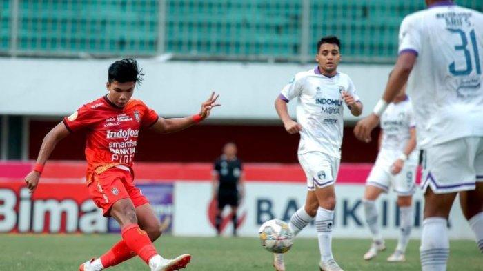 Bek Bali United, Kadek Arel Priyatna beraksi di Liga 1.