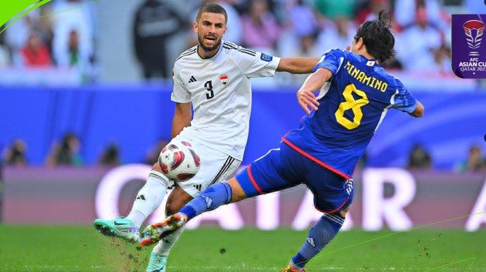 Bek Timnas Irak, Hussein Ali menendang bola dikawal playmaker Timnas Jepang Takumi Minamino di Education City Stadium berkesudahan lewat skor 2-1, Jumat (19/1/2024).