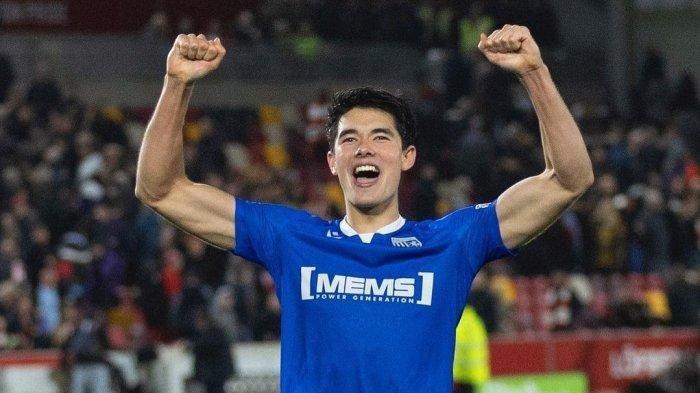 Bek asal Indonesia, Elkan Baggott menuliskan pujian untuk permainan tim Gillingham setelah mereka lolos babak Keempat Piala Liga Inggris. Dia memosting beberapa foto sambil menuliskan pujian untuk rekan setimnya di akun Instagramnya.
