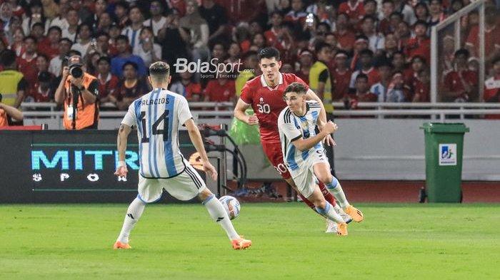 Bek timnas Indonesia Elkan Baggott berduel dengan Julian Alvarez pada melawan Argentina di SUGBK, Senin (19/6/2023).