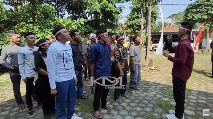 Beni, kakak terpidana Sudirman menjadi dirigen di upacara kemerdekaan.