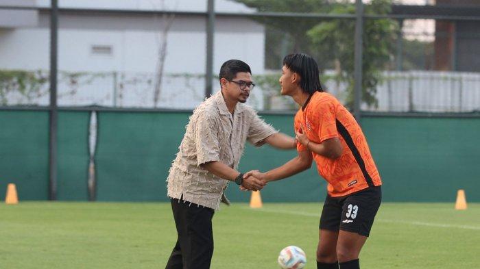 Bambang Pamungkas berjabat tangan dengan bek Persija, Akbar Arjunsyah, sebelum sesi latihan di Lapangan JIS, Jakarta Utara, Rabu (29/5/2024)