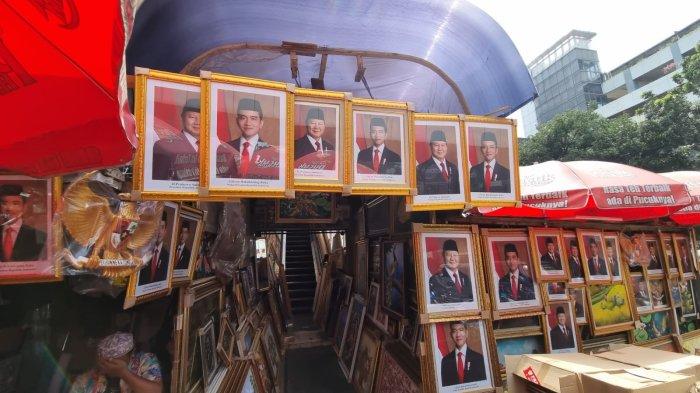 Bingkai foto Prabowo-Gibran banyak dijual di Pasar Baru, Jakarta Pusat.