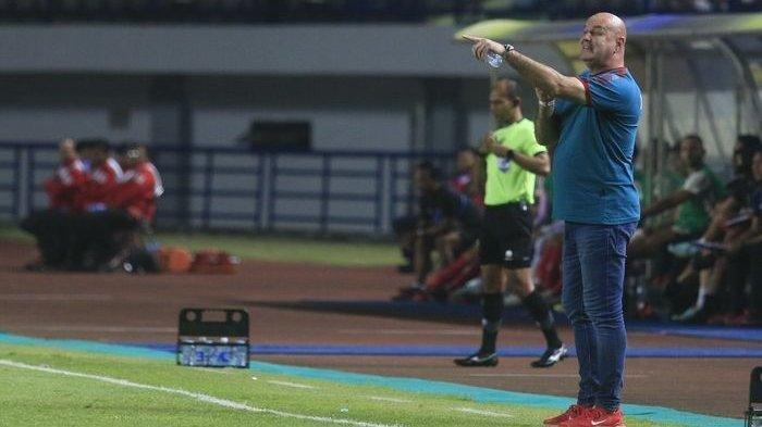 Pelatih Persib Bandung, Bojan Hodak, saat memberikan instruksi di sisi lapangan ketika berhadapan dengan Bali United di pekan keenam Liga 1 2023-2024 di Stadion Gelora Bandung Lautan Api, Bandung, Kamis (3/8/2023) malam.