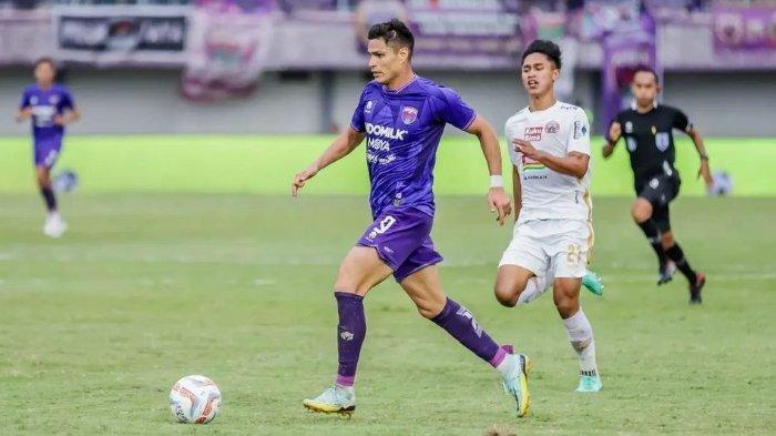 Bomber Persita Tangerang, Ramiro Fergonzi membawa bola di laga Persita Tangerang vs Persija Jakarta dalam pekan ke-4 Liga 1 2023/2024 di Stadion Indomilk Arena Tangerang pada (22/7/2023).