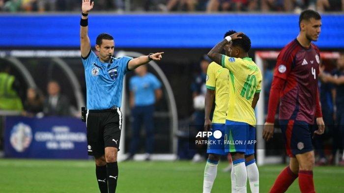 Wasit Meksiko Cesar Ramos melakukan panggilan selama pertandingan sepak bola grup D turnamen Conmebol 2024 Copa America antara Brasil dan Kosta Rika di Stadion SoFi di Inglewood, California pada 24 Juni 2024.