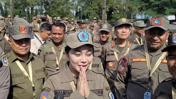 PARAMITHA IKUT RETRET - Bupati Brebes Paramitha Widya Kusuma yang juga kader PDI-P saat mengikuti orientasi kepala daerah di Magelang, Jawa Tengah, Sabtu (22/2/2025). Meski ada perintah menunda, namun bupati yang biasa disapa Mitha tetap berangkat ke Akmil Magelang.