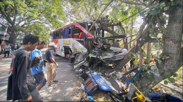 Bus Eka dan Bus Sugeng Rahayu yang mengalami kecelakaan lalu lintas di Jalan Raya Ngawi - Maospati, Desa Tambakromo, Kecamatan Geneng, Kabupaten Ngawi, Kamis pagi (31/8/2023).