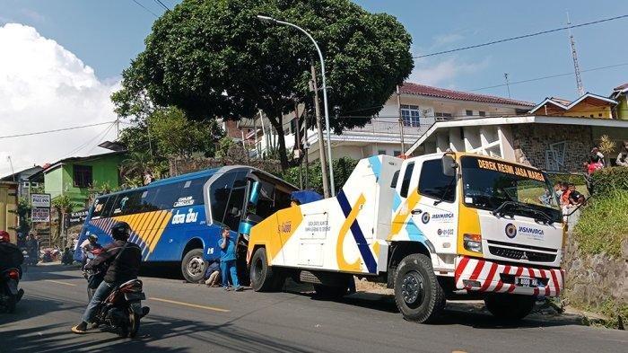 Bus PO Doa Ibu, jurusan Tasik-Jakarta menabrak angkutan kota di Jalan Raya Puncak, Kabupaten Bogor, Rabu (28/6/2023) pagi. Diduga bus mengalami rem blong.