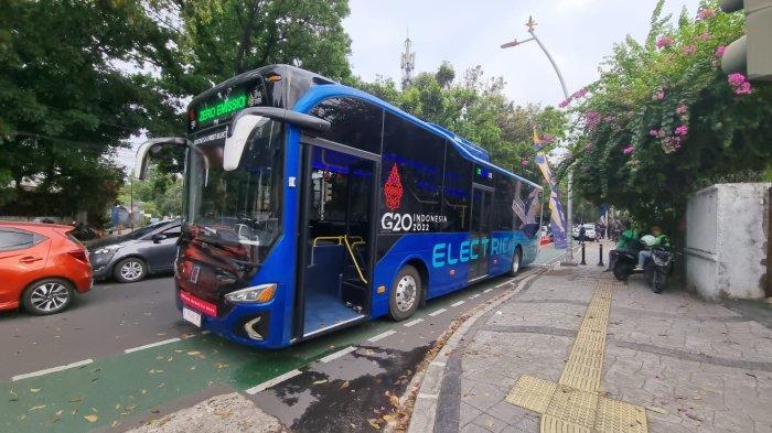 Bus listrik buatan dalam negeri yang dinaiki pasangan Prabowo-Gibran menuju KPU RI.