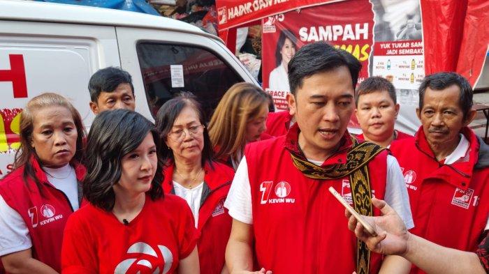 Caleg DPR RI PSI, Grace Natalie dan caleg DPRD DKI, Kevin Wu saat menggelar kampanye di Jelambar, Jakarta Barat. Dalam kampanyenya, mereka meminta warga menukarkan sampah rumah tangga mereka.