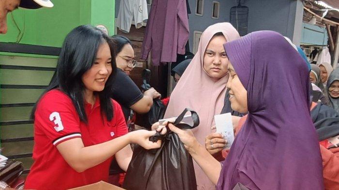 Anggota DPRD DKI petahana yang juga Caleg PDIP, Tjen Stephanie Octavia saat terjun ke dapilnya di Jakarta Barat saat masa kampanye.