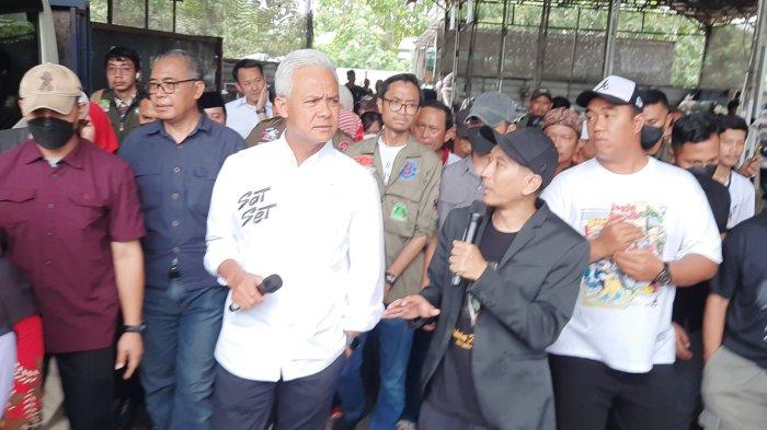 Calon Presiden Nomor urut 03 Ganjar Pranowo saat meninjau pabrik pengelolaan sampah West4Change di Mustikajaya, Kota Bekasi, Senin (4/2/2024).