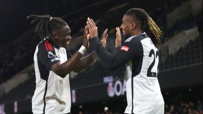 2 pemain Fulham yakni Calvin Bassey dan Alex Iwobi merayakan selebrasi usai menciptakan gol di Liga Inggris.