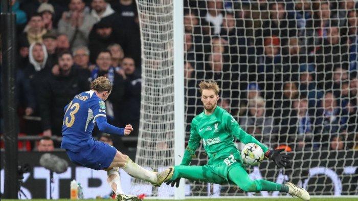 Caoimhin Kelleher berhasil menarik perhatian dengan menahan tendangan pemain Chelsea, Conor Gallagher di final Carabao Cup. Di laga ini, permainan gemilang ditunjukkan Caoimhin Kelleher di bawah mistar gawang Liverpool.