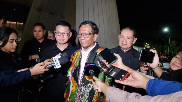 Cawapres nomor urut 3, Mahfud MD turut menyaksikan teater 