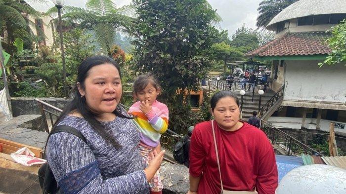 Cici dan Eti, PKL yang terdampak penertiban di Kawasan Puncak, Kabupaten Bogor, Senin (24/6/2024).
