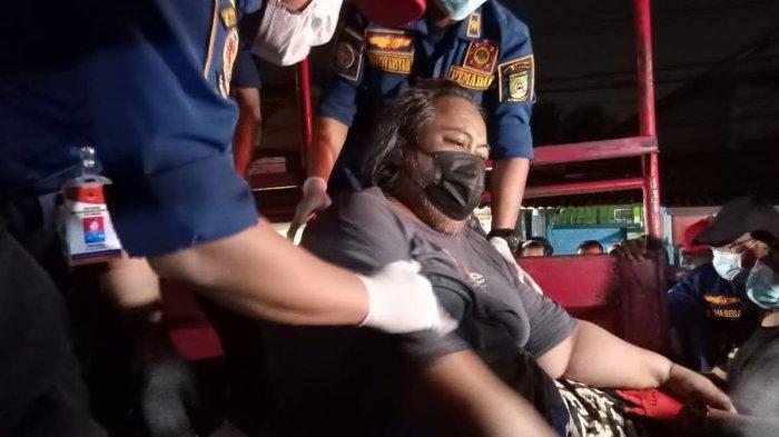 Petugas Pemadam Kebakaran dan Penyelamatan Kota Tangerang tengah mengevakuasi Cipto Raharjo, pria pengidap obesitas berbobot 200 kg pada Selasa (4/7/2023).