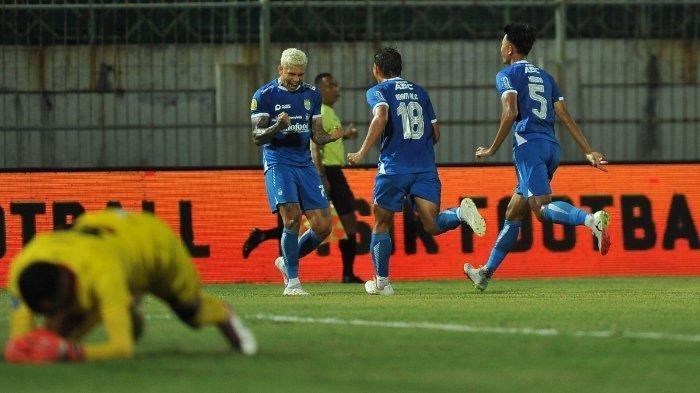 Ciro Alves, Adam Alis dan Kakang Rudianto melakukan selebrasi setelah Persib Bandung mencetak gol ke gawang Madura United pada pekan 7 Liga 1 2024/2025 di Stadion Bangkalan, Sabtu (28/9/2024) malam WIB