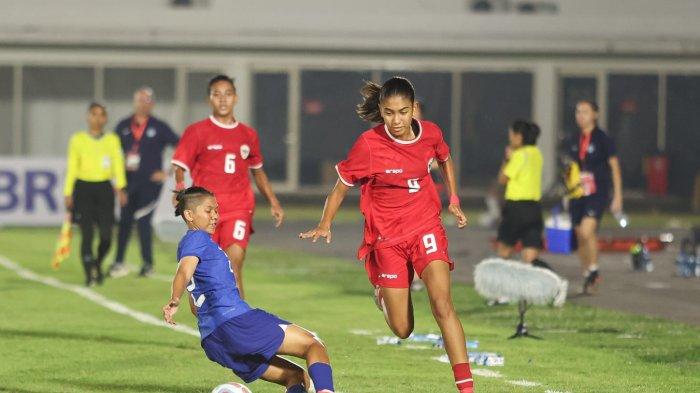 Aksi pemain Timnas Putri Indonesia, Claudia Scheunemann menggiring bola dan melewati pemain Singapura.