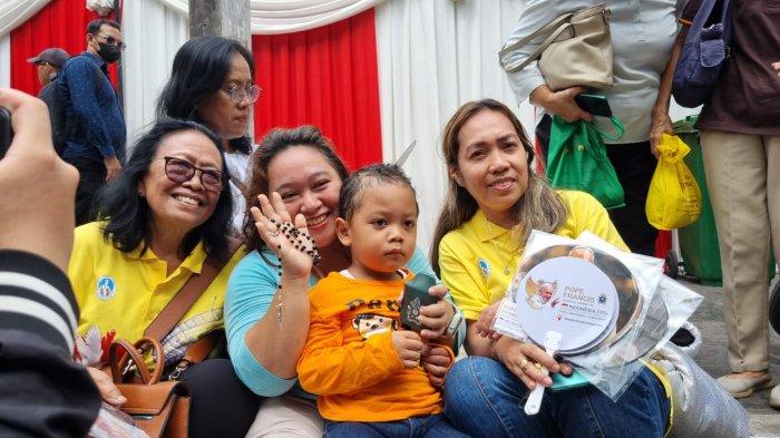 Cornelia Damayanti (kedua dari kiri) tak kuasa menangis haru usai buah hatinya diberkati dan diberikan oleh-oleh rosario oleh Paus Fransiskus.