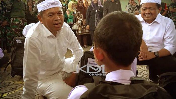 DARI PESANTREN KE BARAK - Gubernur Jawa Barat, Dedi Mulyadi bicara dengan seorang santri anak yang mau dibina di Kodim 06/10 Sumedang. Dedi heran ada anak yang kabur dari pesantren ke barak TNI.