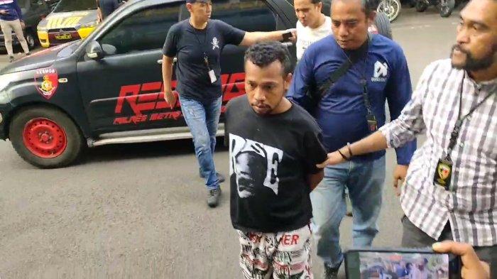 DEBT COLLECTOR DITANGKAP - Tak lama usai aksinya viral sewaktu mengamuk hingga merusak pagar salah satu pabrik di Jalan Daan Mogot, Cengkareng, Jakarta Barat, debt collector berinisial J dicomot oleh polisi.
