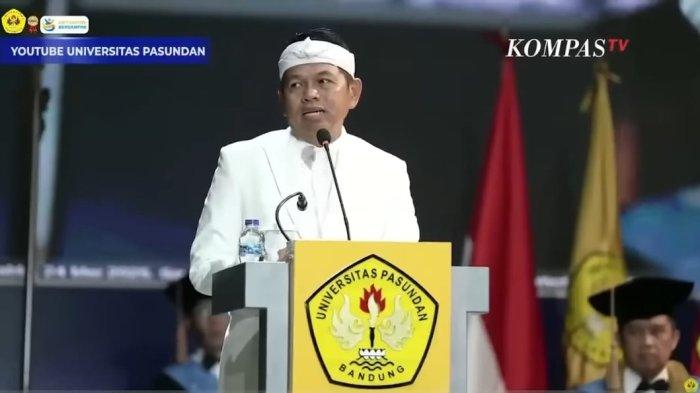 Gubernur Jawa Barat Dedi Mulyadi saat memberikan sambutan dalam acara wisuda di Universitas Pasundan, Sabtu (24/5/2025).