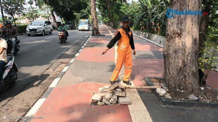 Petugas PPSU, Arief Fadillah Jaya Laksana (55), saat memberi keterangan di Duren Sawit, Jakarta Timur, Senin (28/4/2025). Viral menghalau pengendara motor dari trotoar, ternyata ia pernah ditabrak pemotor saat menyapu jalan.