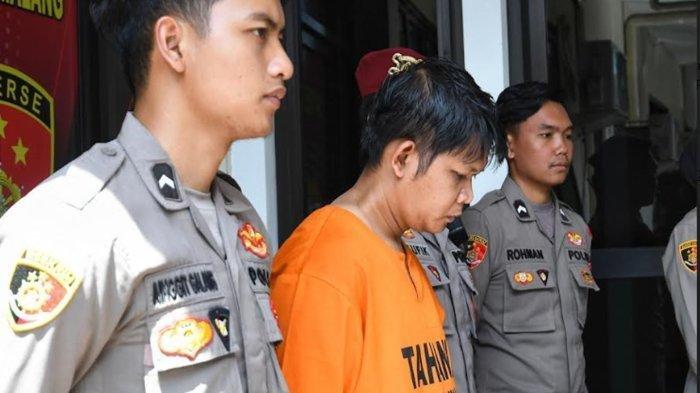 Tersangka DMM alias Y (40) (tengah) diamankan Satuan Reserse Kriminal (Satreskrim) Polres Malang saat ungkap kekerasan dalam rumah tangga (KDRT) di halaman Satreskrim Polres Malang, Kabupaten Malang, Jawa Timur, Senin (12/2/2024).