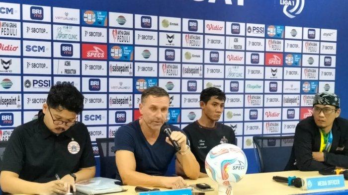 Pelatih Persija Jakarta Thomas Doll dan Firza Andika saat melakukan jumpa pers setelah melawan Persikabo 1973 di Stadion pakansari, Bogor, Senin (9/7/2023)