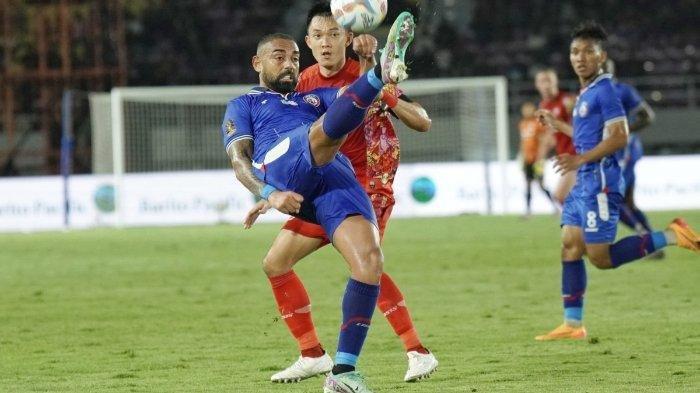 Pesepak bola Arema FC, Dalberto Luan Belo dikawal pemain Persis Solo, Sutanto Tan dalam pertandingan semifinal Piala Presiden 2024 di Stadion Manahan, Solo, Rabu (31/7/2024) malam.