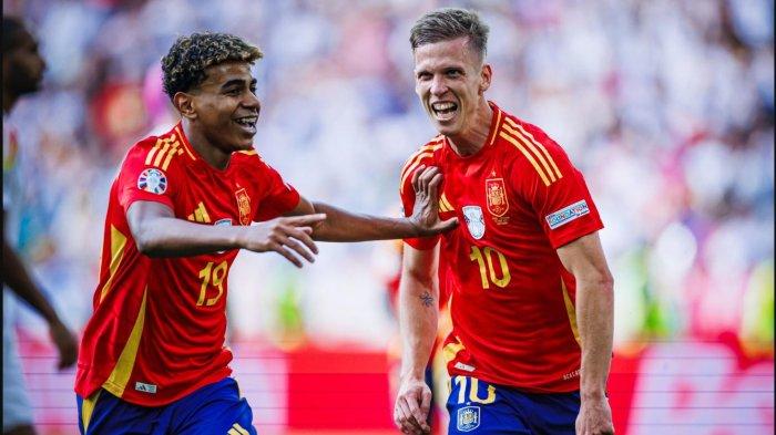 Penyerang Timnas Spanyol, Dani Olmo bersama Lamine Yamal selebrasi.